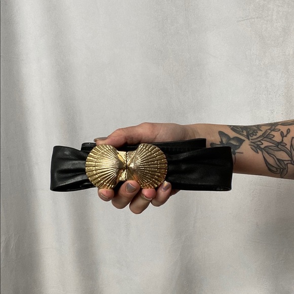 1980s 100% LEATHER GOLD CLAM SHELL WAIST BELT - Picture 2 of 5